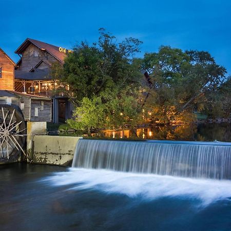 Bear Mountain Hollow-Free Dollywood Ticket- Cozy Cabin With A Hot Tub, Arcade & Deck Close To Town Pigeon Forge Dış mekan fotoğraf