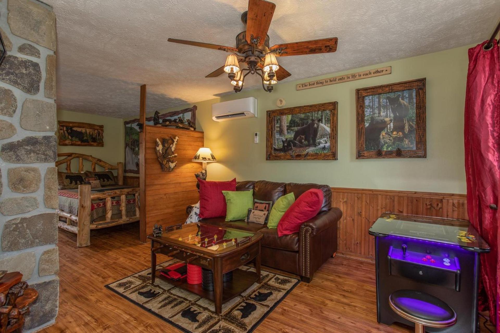 Bear Mountain Hollow-Free Dollywood Ticket- Cozy Cabin With A Hot Tub, Arcade & Deck Close To Town Pigeon Forge Dış mekan fotoğraf